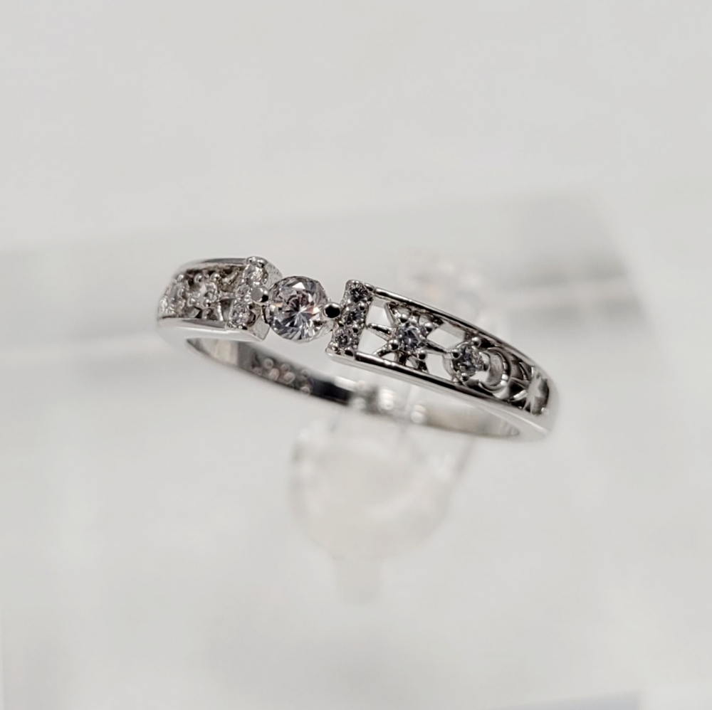 Delicate Sterling Silver Ring - Picture 4 of 12